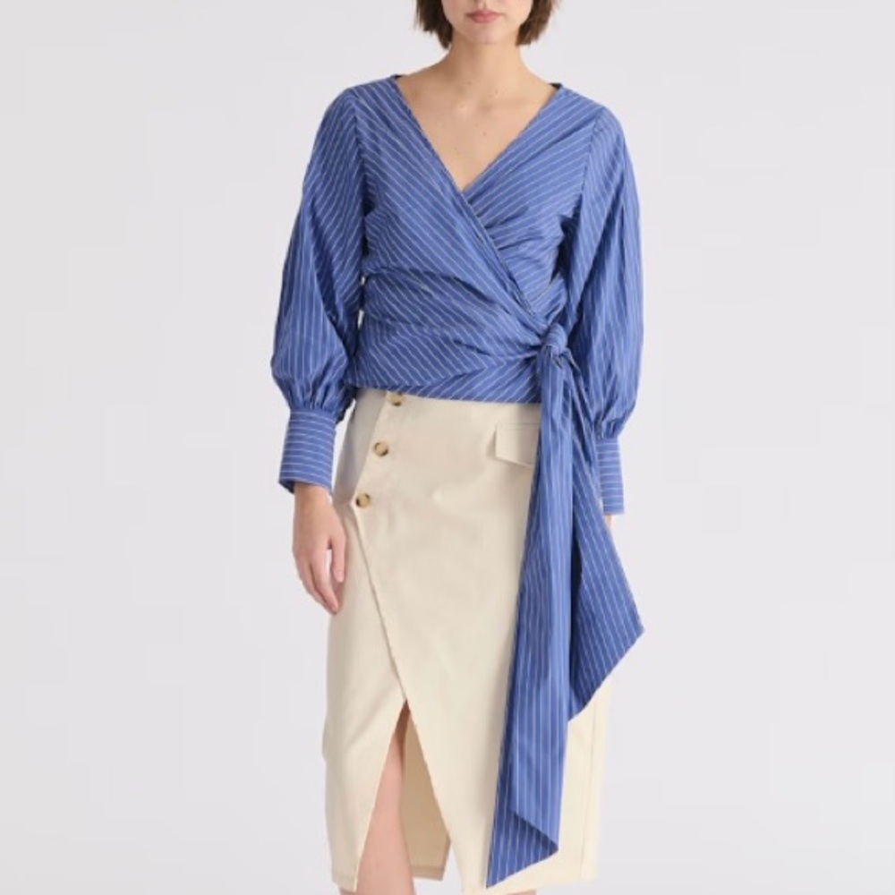 Paisie striped wrap blouse. 💙